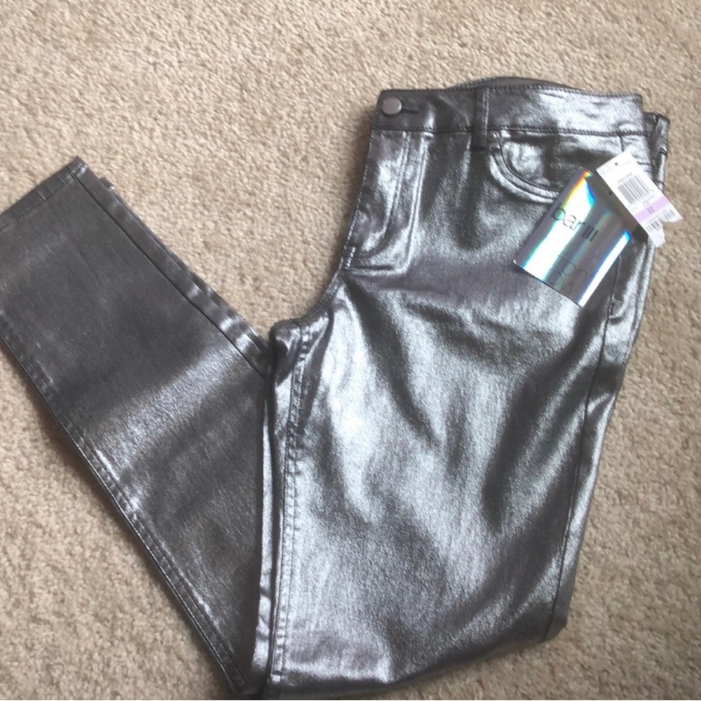 🌿 - NWT Bar III Silver Metallic Jeans Size 32